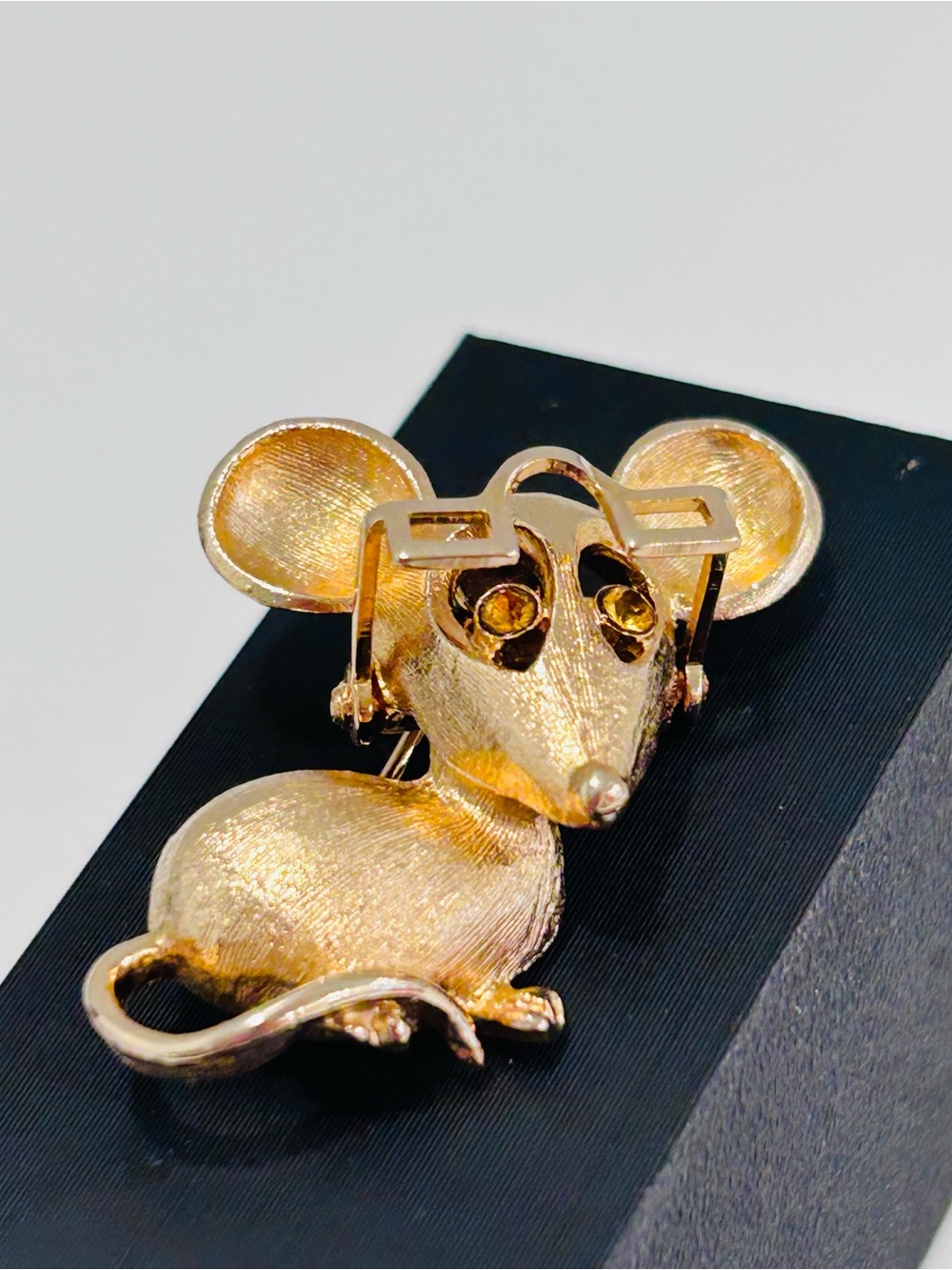 Vintage Avon Goldtone Mouse Brooch Articulating Reading Glasses Rhinestone Eyes
